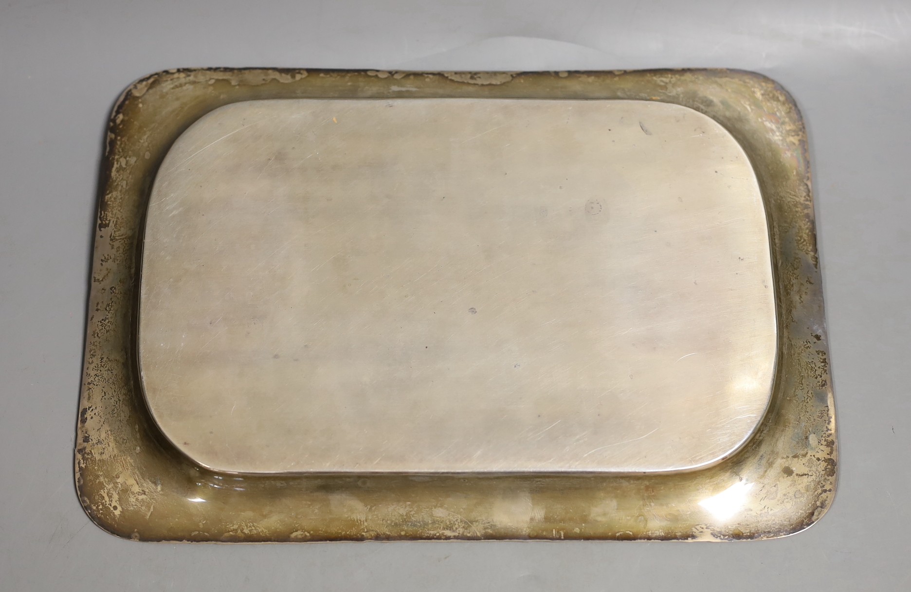 An Edwardian silver rectangular dressing table tray, Henry Matthews, Birmingham 1909, 22.8cm, 12.5oz.